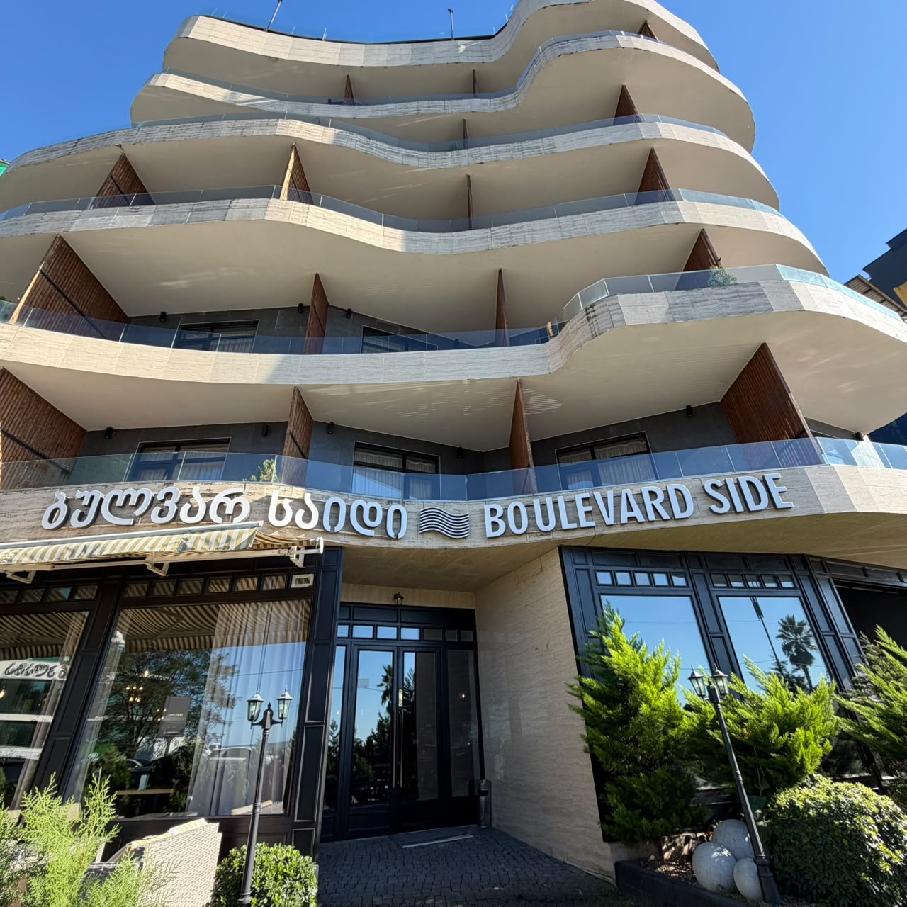 Фасад и вход в Boulevardside Hotel